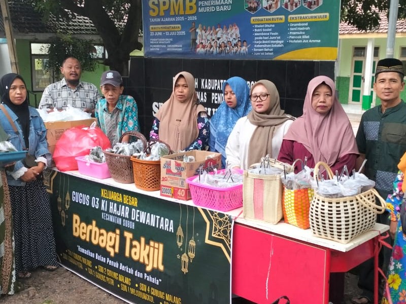 Keluarga Besar Gugus 03 Ki Hajar Dewantara Berbagi Takjil Gratis